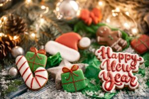 composition-with-bright-christmas-glazed-gingerbread-cookies-blurred-background-with-bokeh-craft-homework-cookies-christmas (2)