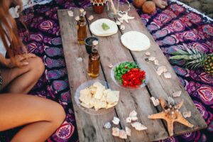 wooden-plank-with-food-drinks-beach (1)